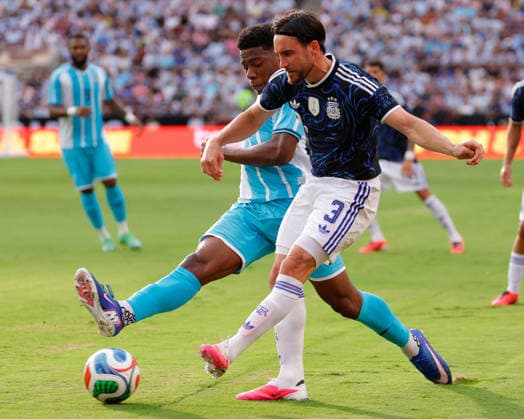 June 6, 2026, College Station, Texas, USA: Argentina defender NICOLoÂS TAGLIAFICO (3) battle a Honduras player during an International Friendly, Länderspiel, Nationalmannschaft soccer match between Argentina and Honduras at Kyle Field in College Station, TX, Saturday, June 6, 2026. Soccer 2026: Argentina 2:0 Honduras  - ZUMAa325 20260606_zsa_a325_021 Copyright: xDavidxBalleringxIix