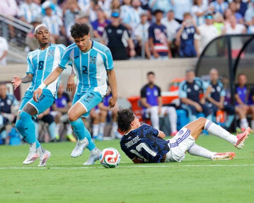 June 6, 2026, College Station, Texas, USA: Argentina forward GIULIANO SIMEONE (17) falls down pursuing Honduras defender DENIL MALDONADO (2) while Honduras midfielder JOSEPH ROSALES (8) looks on during an International Friendly, Länderspiel, Nationalmannschaft soccer match between Argentina and Honduras at Kyle Field in College Station, TX, Saturday, June 6, 2026. Soccer 2026: Argentina 2:0 Honduras  - ZUMAa325 20260606_zsa_a325_023 Copyright: xDavidxBalleringxIix