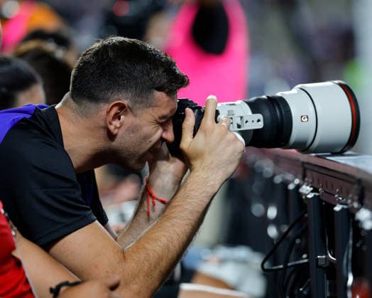 June 6, 2026, College Station, Texas, USA: Argentina goalkeeper EMILIANO MARTINEZ (23) borrows a photographers camera during an International Friendly, Länderspiel, Nationalmannschaft soccer match between Argentina and Honduras at Kyle Field in College Station, TX, Saturday, June 6, 2026. Soccer 2026: Argentina 2:0 Honduras  - ZUMAa325 20260606_zsa_a325_034 Copyright: xDavidxBalleringxIix