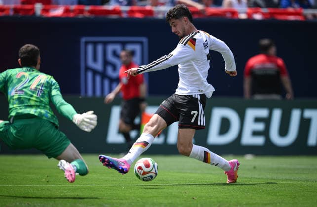 Fussball WM 2026 Testspiel im Chicago 06.06.2026 USA - Deutschland Kai Havertz (re, Deutschland) gegen Torwart Matt Freese (li, USA)