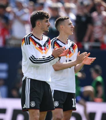 Fussball WM 2026 Testspiel im Chicago 06.06.2026 USA - Deutschland Kai Havertz (li, Deutschland) und Nico Schlotterbeck (re, Deutschland) mit Dank an die Zuschauer nach dem Spiel