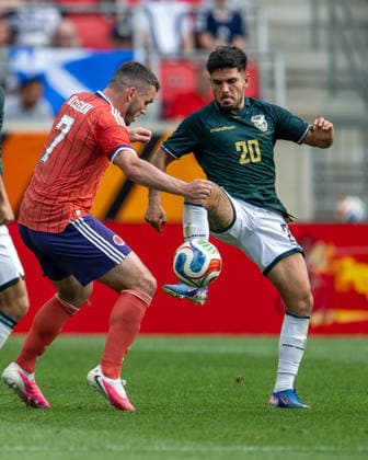 June 6, 2026, Harrison, Nj, United States: Miguel Terceros (20) of Bolivia challenges John McGinn (7) of Scotland for the ball during an International Friendly, Länderspiel, Nationalmannschaft match. Scotland 4:0 Bolivia Harrison United States - ZUMAs197 20260606_aaa_s197_503 Copyright: xRonxSmitsx