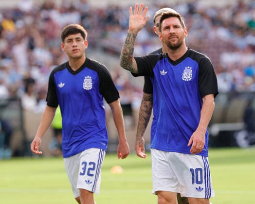 June 6, 2026, College Station, Texas, USA: Argentina forward LIONEL MESSI (10) waves to the crowd before an International Friendly, Länderspiel, Nationalmannschaft soccer match between Argentina and Honduras at Kyle Field in College Station, TX, Saturday, June 6, 2026. College Station USA - ZUMAa325 20260606_zsa_a325_029 Copyright: xDavidxBalleringxIix