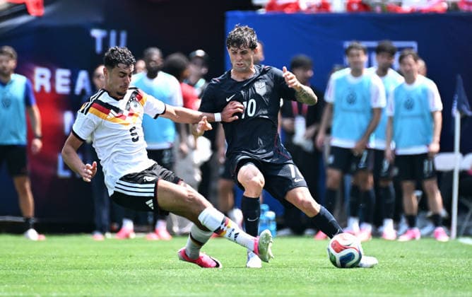 Fussball, Länderspiel, Herren, Freundschaftsspiel zur Fussball WM 2026, Soldier Field, Chicago: USA - Deutschland 1:2; Aleksandar Pavlovic (GER), Christian Pulisic (USA). Aktion