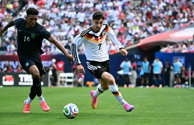 Fussball, Länderspiel, Herren, Freundschaftsspiel zur Fussball WM 2026, Soldier Field, Chicago: USA - Deutschland 1:2; Kai Havertz (GER), Alex Freeman (USA). Aktion
