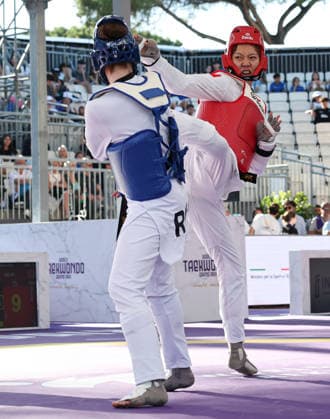 (260607) -- ROME, June 7, 2026 -- Mu Wenzhe (R) of China competes with Anastasiia Kosmycheva of Russia during their women s +67kg semifinal match at Roma 2026 World Taekwondo Grand Prix in Rome, Italy, June 6, 2026. ) (SP)ITALY-ROME-TAEKWONDO-ROMA 2026 GRAND PRIX-WOMEN S +67KG LixJing 