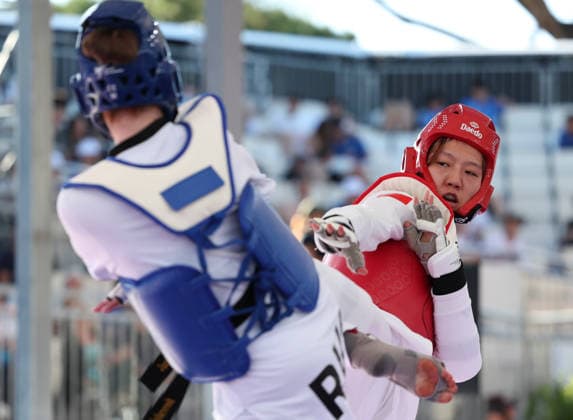 (260607) -- ROME, June 7, 2026 -- Mu Wenzhe (R) of China competes with Anastasiia Kosmycheva of Russia during their women s +67kg semifinal match at Roma 2026 World Taekwondo Grand Prix in Rome, Italy, June 6, 2026. ) (SP)ITALY-ROME-TAEKWONDO-ROMA 2026 GRAND PRIX-WOMEN S +67KG LixJing 