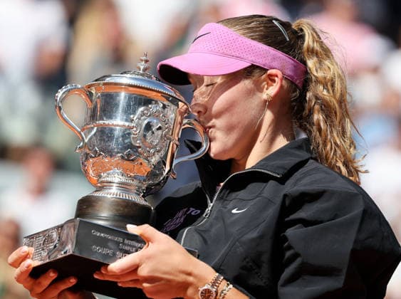 (260607) -- PARIS, June 7, 2026 -- Mirra Andreeva kisses the trophy during the awarding ceremony after the women s singles final match between Mirra Andreeva of Russia and Maja Chwalinska of Poland at the French Open tennis tournament at Roland Garros, Paris, France, June 6, 2026. ) (SP)FRANCE-PARIS-TENNIS-FRENCH OPEN-WOMEN S SINGLES-FINAL WuxHuiwo 