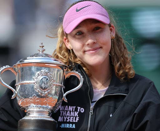 (260607) -- PARIS, June 7, 2026 -- Mirra Andreeva holds the trophy during the awarding ceremony after the women s singles final match between Mirra Andreeva of Russia and Maja Chwalinska of Poland at the French Open tennis tournament at Roland Garros, Paris, France, June 6, 2026. ) (SP)FRANCE-PARIS-TENNIS-FRENCH OPEN-WOMEN S SINGLES-FINAL WuxHuiwo 