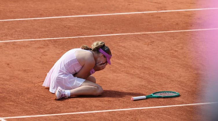 (260607) -- PARIS, June 7, 2026 -- Mirra Andreeva celebrates after the women s singles final match between Mirra Andreeva of Russia and Maja Chwalinska of Poland at the French Open tennis tournament at Roland Garros, Paris, France, June 6, 2026. ) (SP)FRANCE-PARIS-TENNIS-FRENCH OPEN-WOMEN S SINGLES-FINAL WuxHuiwo 