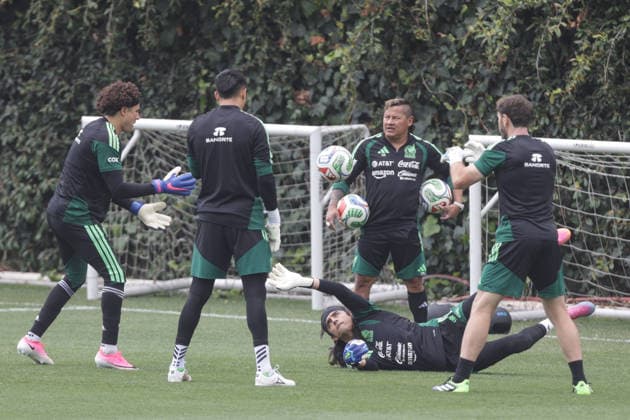 (260607) -- MEXICO CITY, June 7, 2026 -- Armando Gonzales of the Mexican national football team performs exercises during a team s open training session for the FIFA World Cup, WM, Weltmeisterschaft, Fussball 2026 in Mexico City, Mexico, on June 6, 2026. (Photo by Xinhua) (SP)MEXICO-MEXICO CITY-FOOTBALL-FIFA WORLD CUP-MEXICO TEAM TRAINING FranciscoxCanedo 