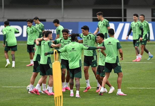 (260607) -- MEXICO CITY, June 7, 2026 -- Players of the Mexican national football team perform exercises during a team s open training session for the FIFA World Cup, WM, Weltmeisterschaft, Fussball 2026 in Mexico City, Mexico, on June 6, 2026. ) (SP)MEXICO-MEXICO CITY-FOOTBALL-FIFA WORLD CUP-MEXICO TEAM TRAINING WuxWei 