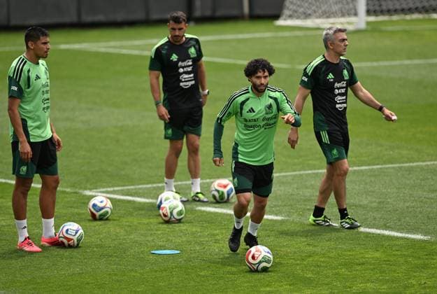 (260607) -- MEXICO CITY, June 7, 2026 -- Cesar Huerta (2nd R) of the Mexican national football team performs exercises during a team s open training session for the FIFA World Cup, WM, Weltmeisterschaft, Fussball 2026 in Mexico City, Mexico, on June 6, 2026. ) (SP)MEXICO-MEXICO CITY-FOOTBALL-FIFA WORLD CUP-MEXICO TEAM TRAINING WuxWei 