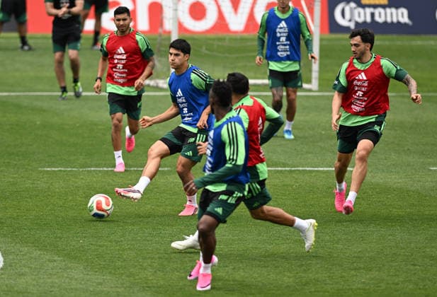 (260607) -- MEXICO CITY, June 7, 2026 -- Players of the Mexican national football team perform exercises during a team s open training session for the FIFA World Cup, WM, Weltmeisterschaft, Fussball 2026 in Mexico City, Mexico, on June 6, 2026. ) (SP)MEXICO-MEXICO CITY-FOOTBALL-FIFA WORLD CUP-MEXICO TEAM TRAINING WuxWei 