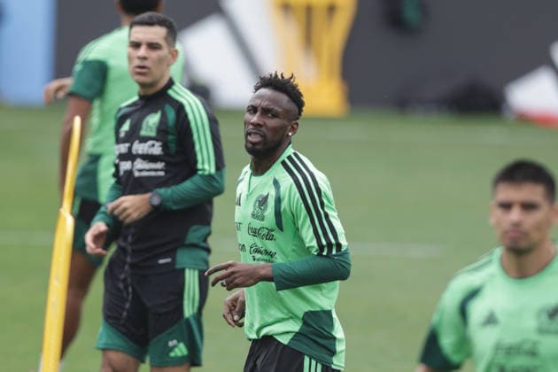 (260607) -- MEXICO CITY, June 7, 2026 -- Julian Quinones of the Mexican national football team performs exercises during a team s open training session for the FIFA World Cup, WM, Weltmeisterschaft, Fussball 2026 in Mexico City, Mexico, on June 6, 2026. (Photo by Xinhua) (SP)MEXICO-MEXICO CITY-FOOTBALL-FIFA WORLD CUP-MEXICO TEAM TRAINING FranciscoxCanedo 