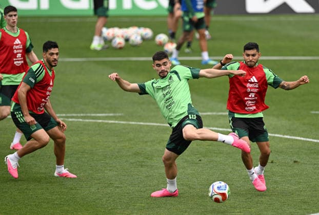 (260607) -- MEXICO CITY, June 7, 2026 -- Johan Vazquez (2nd R) of the Mexican national football team vies with teammate Alexis Vega (1st R) during a team s open training session for the FIFA World Cup, WM, Weltmeisterschaft, Fussball 2026 in Mexico City, Mexico, on June 6, 2026. ) (SP)MEXICO-MEXICO CITY-FOOTBALL-FIFA WORLD CUP-MEXICO TEAM TRAINING WuxWei 