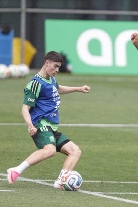 (260607) -- MEXICO CITY, June 7, 2026 -- Armando Gonzales of the Mexican national football team performs exercises during a team s open training session for the FIFA World Cup, WM, Weltmeisterschaft, Fussball 2026 in Mexico City, Mexico, on June 6, 2026. (Photo by Xinhua) (SP)MEXICO-MEXICO CITY-FOOTBALL-FIFA WORLD CUP-MEXICO TEAM TRAINING FranciscoxCanedo 