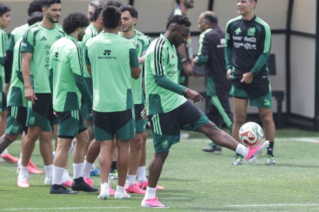 (260607) -- MEXICO CITY, June 7, 2026 -- Julian Quinones (front R) of the Mexican national football team performs exercises during a team s open training session for the FIFA World Cup, WM, Weltmeisterschaft, Fussball 2026 in Mexico City, Mexico, on June 6, 2026. (Photo by Xinhua) (SP)MEXICO-MEXICO CITY-FOOTBALL-FIFA WORLD CUP-MEXICO TEAM TRAINING FranciscoxCanedo 