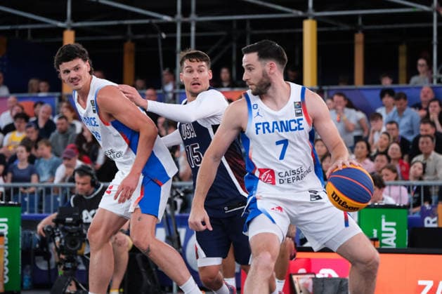 June 6, 2026, Warsaw, Masovian Voivodeship, Poland: France s HUGO SUHARD (7), JULES RAMBAUT (26) and USA s DYLAN TRAVIS (15) in action during a FIBA 3x3 Basketball World Cup men s quarter-final game between France and USA in Warsaw, Poland. Basketball 2026: FIBA 3x3 World Cup Men s Quarterfinal: France 14:11 United States  - ZUMAk204 20260606_zip_k204_124 Copyright: xRomanxKozielx