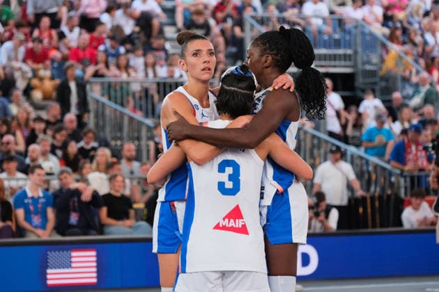 June 6, 2026, Warsaw, Masovian Voivodeship, Poland: France s HORTENSE LIMOUZIN (3), LAETITIA GUAPO (12), and MARIE MANE (53) hug each other in defeat at the end of a FIBA 3x3 Basketball World Cup women s quarter-final game between France and USA in Warsaw, Poland. France lost to the United States and was eliminated from the tournament. Warsaw Poland - ZUMAk204 20260606_zip_k204_106 Copyright: xRomanxKozielx