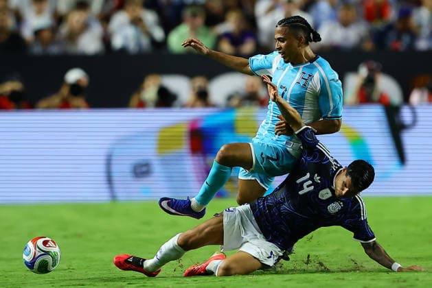 Exequiel Palacios (below) of Argentina vies Rigoberto Rivas of Honduras for the ball in a friendly match ahead of the 2026 FIFA World Cup, WM, Weltmeisterschaft, Fussball between Argentina and Honduras at Kyle Field in Texas, United States, 06 June 2026. Friendly match prior to the 2026 World Cup: Argentina - Honduras !ACHTUNG: NUR REDAKTIONELLE NUTZUNG!  Copyright: xCARLOSxRAMIREZx AME9237 20260607-55020523152_1