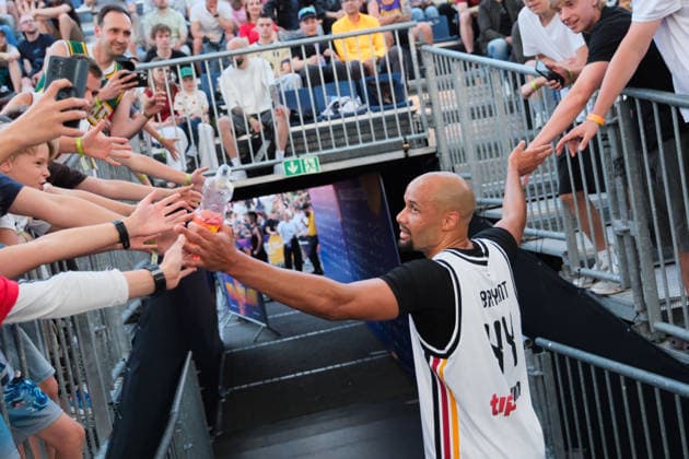 June 6, 2026, Warsaw, Masovian Voivodeship, Poland: Germany s KEVIN BRYANT (44) high fives fans at the end of a FIBA 3x3 Basketball World Cup men s quarter-final game between Germany and Austria in Warsaw, Poland. Basketball 2026: FIBA 3x3 World Cup Men s Quarterfinal: Germany 21:19 Austria  - ZUMAk204 20260606_zip_k204_141 Copyright: xRomanxKozielx