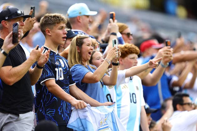 Argentine fans cheer in a friendly match ahead of the 2026 FIFA World Cup, WM, Weltmeisterschaft, Fussball between Argentina and Honduras at Kyle Field in Texas, United States, 06 June 2026. Friendly match prior to the 2026 World Cup: Argentina - Honduras !ACHTUNG: NUR REDAKTIONELLE NUTZUNG!  Copyright: xCARLOSxRAMIREZx AME9255 20260607-55020523156_1