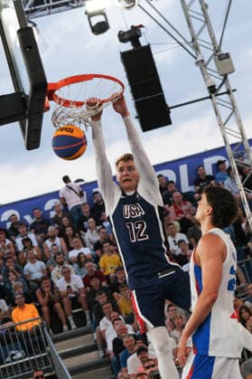 June 6, 2026, Warsaw, Masovian Voivodeship, Poland: USA s HENRY CARUSO (12) slam dunks during a FIBA 3x3 Basketball World Cup men s quarter-final game between France and USA in Warsaw, Poland. Warsaw Poland - ZUMAk204 20260606_zip_k204_127 Copyright: xRomanxKozielx
