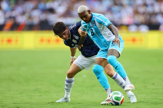 Agustin Giay (L) of Argentina vies Joseph Rosales of Honduras for the ball in a friendly match ahead of the 2026 FIFA World Cup, WM, Weltmeisterschaft, Fussball between Argentina and Honduras at Kyle Field in Texas, United States, 06 June 2026. Friendly match prior to the 2026 World Cup: Argentina - Honduras !ACHTUNG: NUR REDAKTIONELLE NUTZUNG!  Copyright: xCARLOSxRAMIREZx AME9221 20260607-55020523158_1