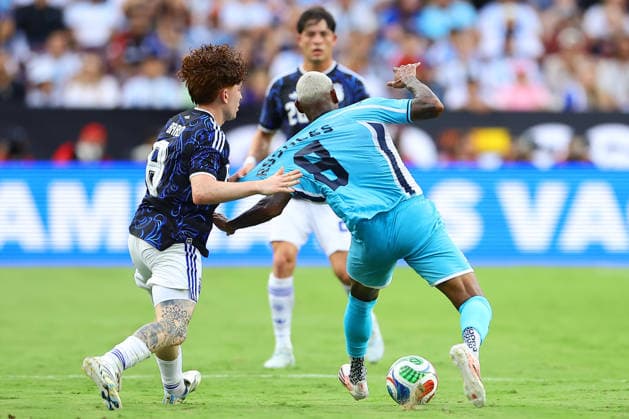 Agustin Giay (L) of Argentina vies Joseph Rosales of Honduras for the ball in a friendly match ahead of the 2026 FIFA World Cup, WM, Weltmeisterschaft, Fussball between Argentina and Honduras at Kyle Field in Texas, United States, 06 June 2026. Friendly match prior to the 2026 World Cup: Argentina - Honduras !ACHTUNG: NUR REDAKTIONELLE NUTZUNG!  Copyright: xCARLOSxRAMIREZx AME9222 20260607-55020523159_1