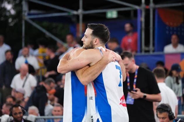 June 6, 2026, Warsaw, Masovian Voivodeship, Poland: France s HUGO SUHARD (7) and ALEX VIALARET (15) hug in victory at the end of a FIBA 3x3 Basketball World Cup men s quarter-final game between France and USA in Warsaw, Poland. Warsaw Poland - ZUMAk204 20260606_zip_k204_139 Copyright: xRomanxKozielx