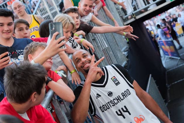 June 6, 2026, Warsaw, Masovian Voivodeship, Poland: Germany s KEVIN BRYANT (44) takes a selfie with young fans at the end of a FIBA 3x3 Basketball World Cup men s quarter-final game between Germany and Austria in Warsaw, Poland. Warsaw Poland - ZUMAk204 20260606_zip_k204_142 Copyright: xRomanxKozielx