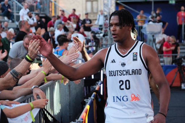June 6, 2026, Warsaw, Masovian Voivodeship, Poland: Germany s FABIAN GIESSMANN (20) high fives fans at the end of a FIBA 3x3 Basketball World Cup men s quarter-final game between Germany and Austria in Warsaw, Poland. Warsaw Poland - ZUMAk204 20260606_zip_k204_143 Copyright: xRomanxKozielx