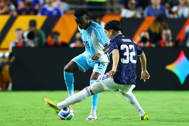 Tomas Aranda (R) of Argentina challenges Kevin Guity of Honduras for the ball in a friendly match ahead of the 2026 FIFA World Cup, WM, Weltmeisterschaft, Fussball between Argentina and Honduras at Kyle Field in Texas, United States, 06 June 2026. Friendly match prior to the 2026 World Cup: Argentina - Honduras !ACHTUNG: NUR REDAKTIONELLE NUTZUNG!  Copyright: xCARLOSxRAMIREZx AME9262 20260607-55020523161_1