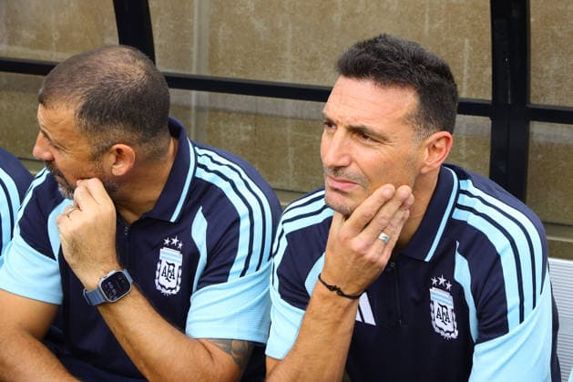 Argentina s coach Lionel Scaloni (R) reacts in a friendly match ahead of the 2026 FIFA World Cup, WM, Weltmeisterschaft, Fussball between Argentina and Honduras at Kyle Field in Texas, United States, 06 June 2026. Friendly match prior to the 2026 World Cup: Argentina - Honduras !ACHTUNG: NUR REDAKTIONELLE NUTZUNG!  Copyright: xCARLOSxRAMIREZx AME9257 20260607-55020523165_1