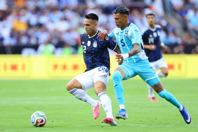 Lautaro Martínez (L) of Argentina vies Kervin Arriaga of Honduras for the ball in a friendly match ahead of the 2026 FIFA World Cup, WM, Weltmeisterschaft, Fussball between Argentina and Honduras at Kyle Field in Texas, United States, 06 June 2026. Friendly match prior to the 2026 World Cup: Argentina - Honduras !ACHTUNG: NUR REDAKTIONELLE NUTZUNG!  Copyright: xCARLOSxRAMIREZx AME9224 20260607-55020523167_1