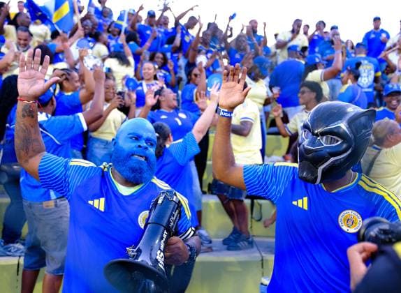 WILLEMSTAD - Ecstatic football fans during the friendly international match, Länderspiel, Nationalmannschaft between Curacao and Aruba at the Ergilio Hato Stadium. In the run-up to the World Cup in the United States, Canada, and Mexico, Curacao won its farewell match in Willemstad 4-0 against Aruba. RAMSAY SOEMANTA ANP xVIxANPxSportx xxANPxIVx 560351546 originalFilename: 560351546.jpg