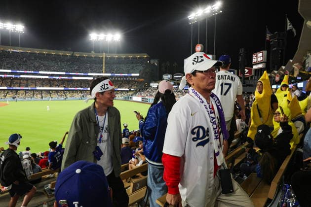 MLB, Baseball Herren, USA - Los Angeles Dodgers vs Anaheim Angels Dodgers fans wear Japanese head garments during an MLB game between the Los Angeles Dodgers and the Anaheim Angels at Uniqlo Field in Dodger Stadium in Los Angeles, California, USA, 06 June 2026. LOS ANGELES CALIFORNIA UNITED STATES  Copyright: xCHRISxTORRESx