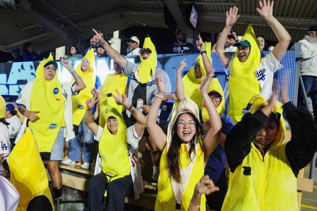 MLB, Baseball Herren, USA - Los Angeles Dodgers vs Anaheim Angels Fans dressed as bananas cheer after the Dodgers win an MLB game between the Los Angeles Dodgers and the Anaheim Angels at Uniqlo Field in Dodger Stadium in Los Angeles, California, USA, 06 June 2026. LOS ANGELES CALIFORNIA UNITED STATES  Copyright: xCHRISxTORRESx