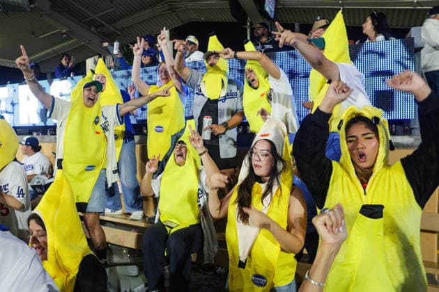 MLB, Baseball Herren, USA - Los Angeles Dodgers vs Anaheim Angels Fans dressed as bananas cheer after the Dodgers win an MLB game between the Los Angeles Dodgers and the Anaheim Angels at Uniqlo Field in Dodger Stadium in Los Angeles, California, USA, 06 June 2026. LOS ANGELES CALIFORNIA UNITED STATES  Copyright: xCHRISxTORRESx