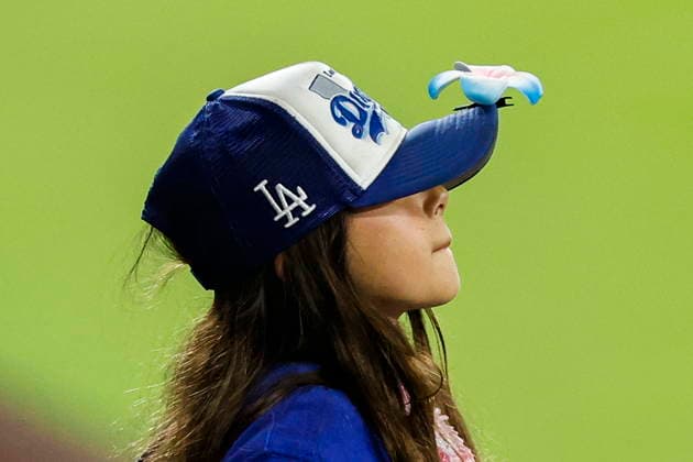 MLB, Baseball Herren, USA - Los Angeles Dodgers vs Anaheim Angels A young Dodger fan puts a flower clip on her hat during an MLB game between the Los Angeles Dodgers and the Anaheim Angels at Uniqlo Field in Dodger Stadium in Los Angeles, California, USA, 06 June 2026. LOS ANGELES CALIFORNIA UNITED STATES  Copyright: xCHRISxTORRESx