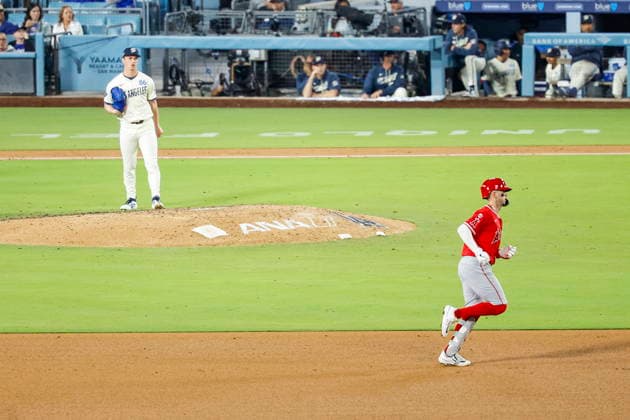 MLB, Baseball Herren, USA - Los Angeles Dodgers vs Anaheim Angels Dodgers pitcher Jack Dreyer stares at Angels shortstop Zach Neto after Neto hit a home run in the ninth inning during an MLB game between the Los Angeles Dodgers and the Anaheim Angels at Uniqlo Field in Dodger Stadium in Los Angeles, California, USA, 06 June 2026. LOS ANGELES CALIFORNIA UNITED STATES  Copyright: xCHRISxTORRESx