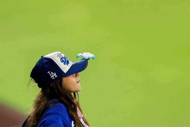 MLB, Baseball Herren, USA - Los Angeles Dodgers vs Anaheim Angels A young Dodger fan puts a flower clip on her hat during an MLB game between the Los Angeles Dodgers and the Anaheim Angels at Uniqlo Field in Dodger Stadium in Los Angeles, California, USA, 06 June 2026. LOS ANGELES CALIFORNIA UNITED STATES  Copyright: xCHRISxTORRESx