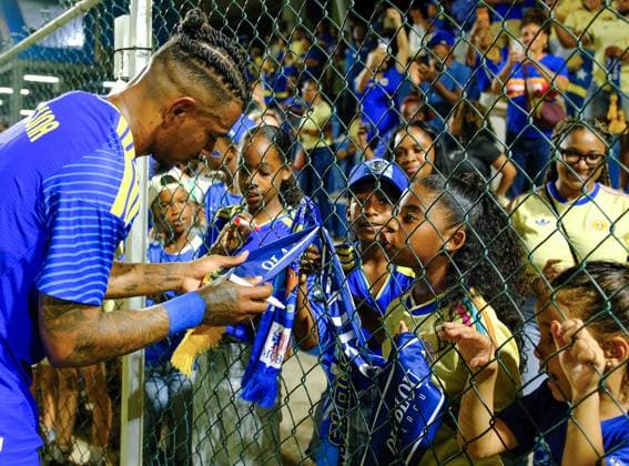 WILLEMSTAD - Footballer Juninho Bacuna signs autographs after the friendly international match, Länderspiel, Nationalmannschaft between Curacao and Aruba at the Ergilio Hato Stadium. In the run-up to the World Cup in the United States, Canada, and Mexico, Curacao won its farewell match in Willemstad 4-0. RAMSAY SOEMANTA ANP xVIxANPxSportx xxANPxIVx 560351574 originalFilename: 560351574.jpg