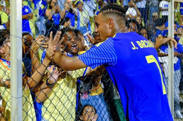 WILLEMSTAD - Footballer Juninho Bacuna thanked the crowd after the friendly international match, Länderspiel, Nationalmannschaft between Curacao and Aruba at the Ergilio Hato Stadium. In the run-up to the World Cup in the United States, Canada, and Mexico, Curacao won its farewell match in Willemstad 4-0. RAMSAY SOEMANTA ANP xVIxANPxSportx xxANPxIVx 560351572 originalFilename: 560351572.jpg
