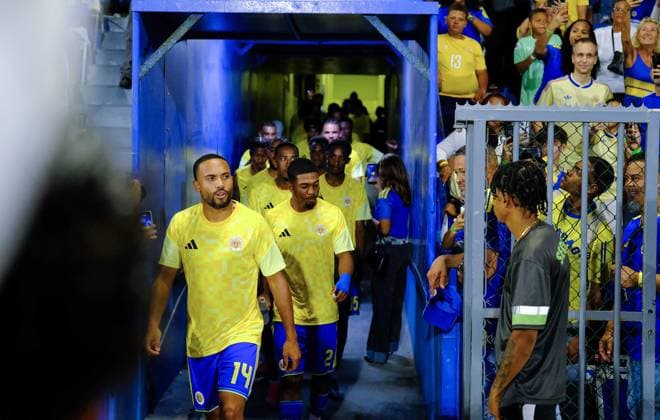 WILLEMSTAD - Players from Aruba enter the field ahead of the friendly international match, Länderspiel, Nationalmannschaft between Curacao and Aruba at the Ergilio Hato Stadium. In the run-up to the World Cup in the United States, Canada, and Mexico, Curacao won its farewell match in Willemstad 4-0. RAMSAY SOEMANTA ANP xVIxANPxSportx xxANPxIVx 560351547 originalFilename: 560351547.jpg