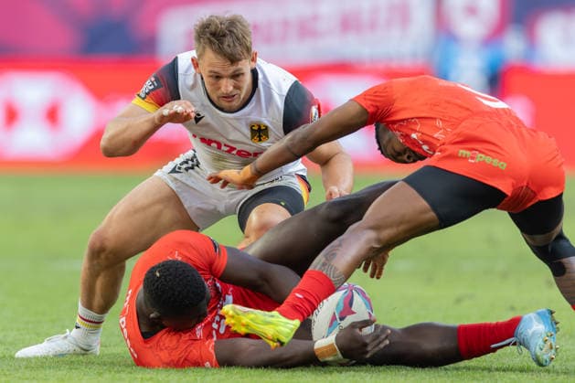 Deutschland - Kenia, SVNS Rugby World Championship, WM, Weltmeisterschaft Philip Gleitze (Deutschland, 11) stürzt sich auf Kevin Wekesa Nyongesa (Kenia, 6) und Samuel Mosiori Asati (Kenia, 9). Halbfinale um Platz 9 zwischen Deutschland und Kenia. Drittes Turnier der SVNS World Championship, Siebener-Rugby WM vom 5. bis 7. Juni 2026 in Bordeaux (Frankreich). Tag 2, 6. Juni 2026., Bordeaux Region Nouvelle-Aquitaine Frankreich Stade Atlantique