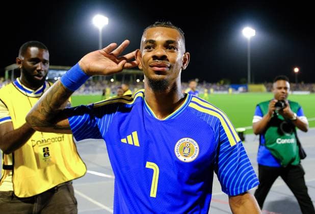 WILLEMSTAD - Footballer Juninho Bacuna thanked the crowd after the friendly international match, Länderspiel, Nationalmannschaft between Curacao and Aruba at the Ergilio Hato Stadium. In the run-up to the World Cup in the United States, Canada, and Mexico, Curacao won its farewell match in Willemstad 4-0. RAMSAY SOEMANTA ANP xVIxANPxSportx xxANPxIVx 560351553 originalFilename: 560351553.jpg