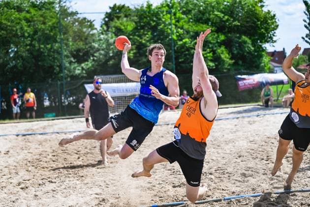 Vom 03. bis 07. Juni 2026 verwandelt sich Neuried-Altenheim erneut in das Zentrum des deutschen Beachhandballs. Bei den Aldner Beach Days treffen rund 200 Teams und etwa 10.000 Gäste aufeinander und sorgen für hochklassigen spektakuläre Spielszenen und eine einzigartige Festivalatmosphäre. Die Fotogalerie zeigt packende Beachhandball-Action, emotionale Momente auf den Spielfeldern sowie die besondere Stimmung rund um Deutschlands größtes Beachhandballturnier. Das Turnier umfasst unter anderem die Wettbewerbe der German Beach Open (GBO) sowie zahlreiche Freizeit- und Fun-Turniere. Beachhandball-Action und die einzigartige Atmosphäre des fünftägigen Turniers. Aldner Beach Days 2026: Deutschlands größtes Beachhandball-Turnier in Neuried-Altenheim