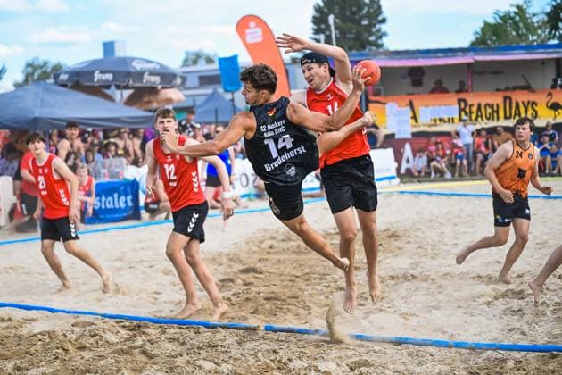 Vom 03. bis 07. Juni 2026 verwandelt sich Neuried-Altenheim erneut in das Zentrum des deutschen Beachhandballs. Bei den Aldner Beach Days treffen rund 200 Teams und etwa 10.000 Gäste aufeinander und sorgen für hochklassigen spektakuläre Spielszenen und eine einzigartige Festivalatmosphäre. Die Fotogalerie zeigt packende Beachhandball-Action, emotionale Momente auf den Spielfeldern sowie die besondere Stimmung rund um Deutschlands größtes Beachhandballturnier. Das Turnier umfasst unter anderem die Wettbewerbe der German Beach Open (GBO) sowie zahlreiche Freizeit- und Fun-Turniere. Beachhandball-Action und die einzigartige Atmosphäre des fünftägigen Turniers. Aldner Beach Days 2026: Deutschlands größtes Beachhandball-Turnier in Neuried-Altenheim